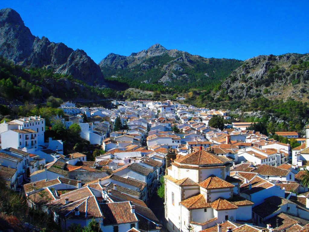 スペイン 山脈の麓にひっそりある白い村 グラサレマ Dutch Blog