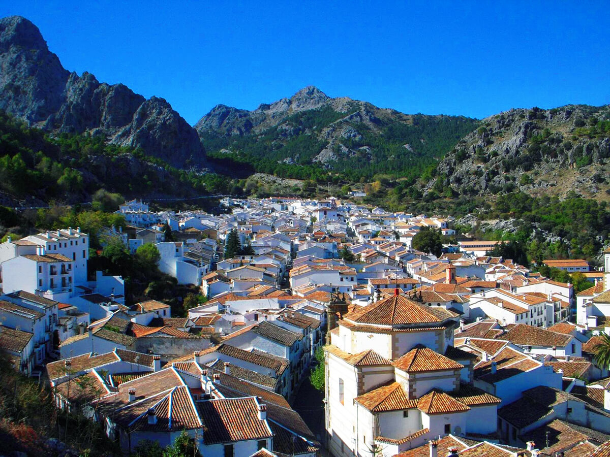 スペイン 山脈の麓にひっそりあるアンダルシアの白い村 グラサレマ Dutch Blog